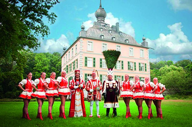 Dreigestirn 2013/14 mit Tanzcorps
